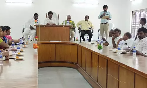 எல்லாபுரம் ஒன்றிய குழு கூட்டம்: அனைத்து துறை அதிகாரிகள் பங்கேற்காததால் கூச்சல்-குழப்பம் நிலவியது