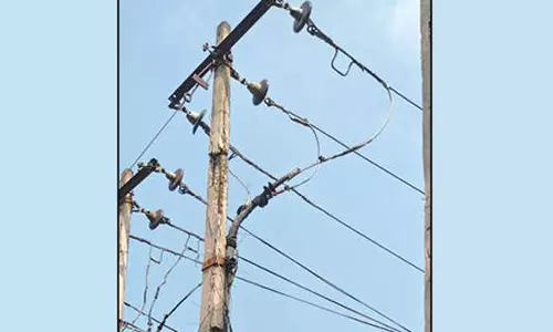சேதமடைந்த மின்கம்பத்தை உடனடியாக மாற்ற வேண்டும்- பொதுமக்கள் கோரிக்கை