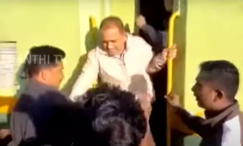 தண்டவாளத்தை சரி செய்தபோது டவர் வேகன் மோதி 4 ஊழியர்கள் பலி- டிரைவர் கைது