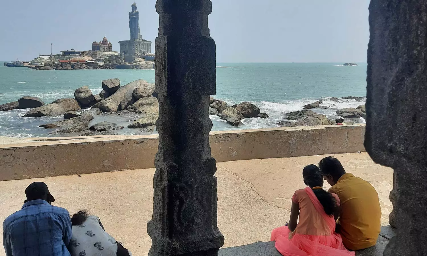 இன்று காதலர் தினம்- கன்னியாகுமரி கடற்கரையில் குவிந்த ஜோடிகள் இன்று காதலர் தினம்- கன்னியாகுமரி கடற்கரையில் குவிந்த ஜோடிகள்