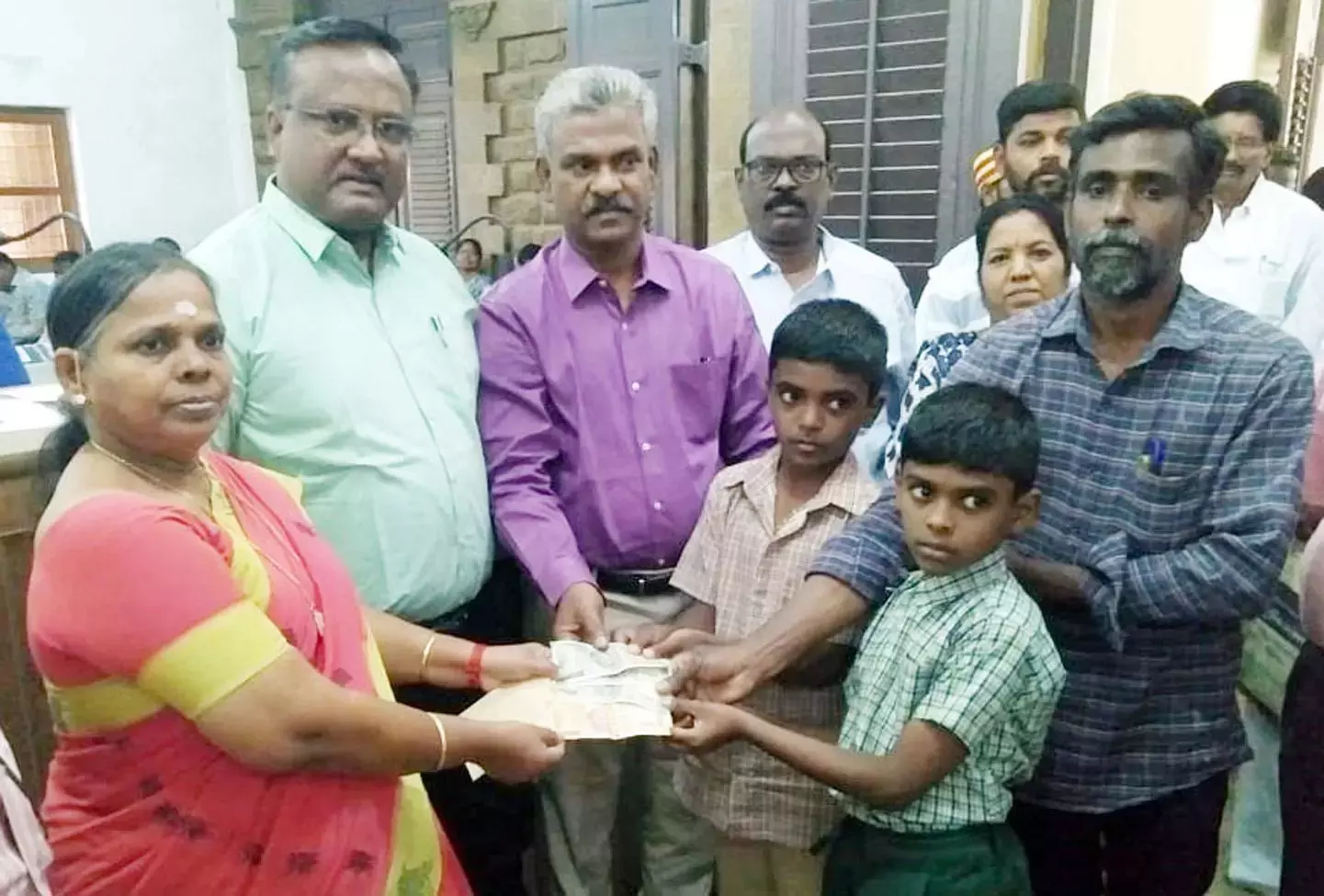 சேமித்த உண்டியல் பணத்தை துருக்கி நிவாரண நிதிக்கு வழங்கிய மாணவர்கள் சேமித்த உண்டியல் பணத்தை துருக்கி நிவாரண நிதிக்கு வழங்கிய மாணவர்கள்