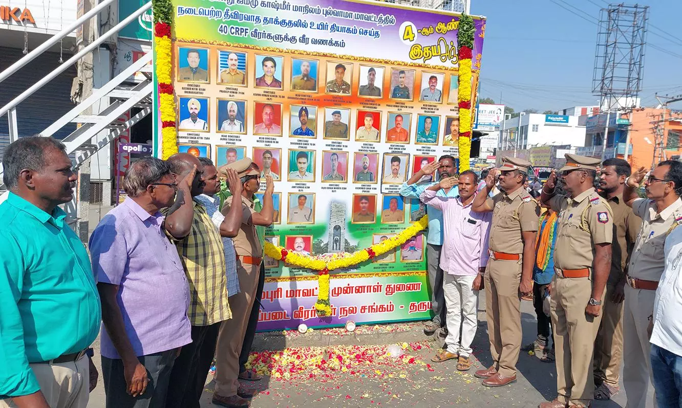 ராணுவ வீரர்களுக்கு வீரவணக்கம்