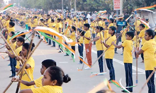 புதுவை கடற்கரையில் ஒரே நேரத்தில் 1,200 மாணவ-மாணவிகள் சிலம்பம் சுற்றி உலக சாதனை