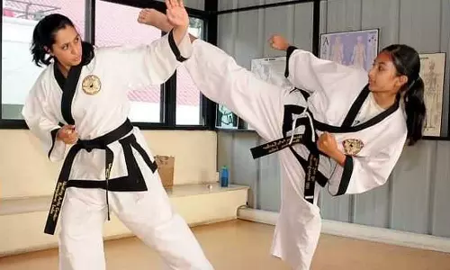 பள்ளி  மாணவிகளுக்கு  தற்காப்பு கலை பயிற்சி