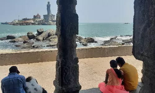 இன்று காதலர் தினம்- கன்னியாகுமரி கடற்கரையில் குவிந்த ஜோடிகள்