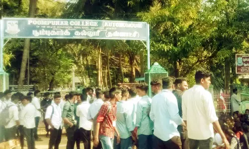 கல்லூரி மாணவர்கள் 2-வது நாளாக தொடர் போராட்டம்