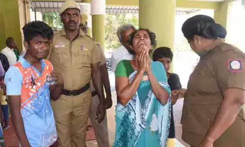 2 பெண்கள் தீக்குளிக்க முயற்சி