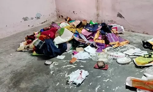 வீட்டின் பூட்டை உடைத்து 20 பவுன், 7 லட்சம் கொள்ளை