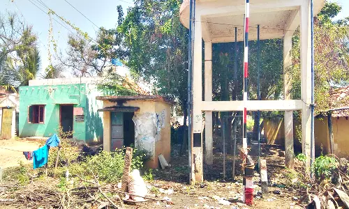 இடிந்து விழும் நிலையில் மேல்நிலை நீர்த்தேக்க தொட்டி