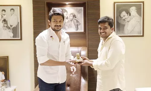 அயலி இயக்குனருக்கு பெரியார் சிலை அளித்து பாராட்டிய உதயநிதி ஸ்டாலின்