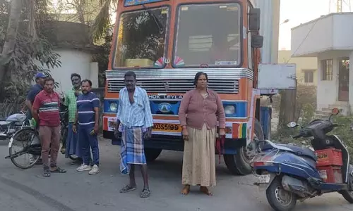 பொன்னேரி அருகே நள்ளிரவில் மின் கம்பம் மீது லாரி மோதியதில் வயர்கள் அறுந்து விழுந்தது- பொதுமக்கள் போராட்டம்