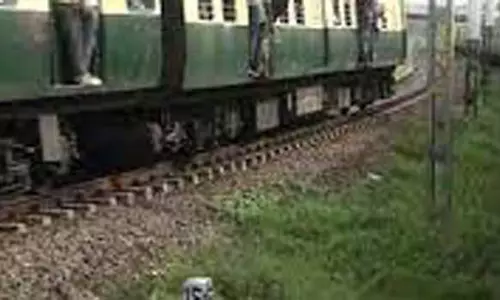 திருவாலங்காடு அருகே வந்தபோது மின்சார ரெயில் என்ஜீனில் திடீர் புகை- நடுவழியில் ரெயில் நிறுத்தம்