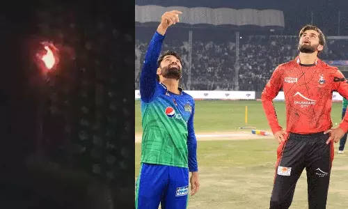 வாணவேடிக்கையால் பற்றி எரிந்த மின்விளக்கு- பாகிஸ்தான் சூப்பர் லீக்கின் முதல் போட்டியிலேயே பரபரப்பு