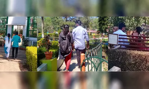 ஏற்காடு, மேட்டூர், குரும்பப்பட்டிபூங்காக்களில் குவிந்த காதல் ஜோடிகள்