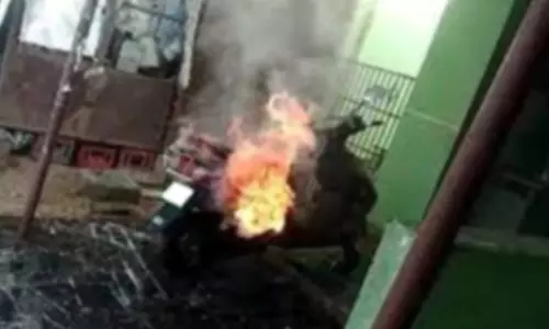 தொழிலாளியின்  ஸ்கூட்டரை தீ வைத்து எரித்தவர் கைது