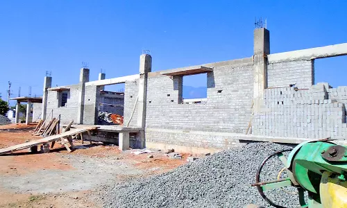 களக்காட்டில் வாழைத்தார் சந்தை பணிகளை துரிதப்படுத்த வேண்டும்- விவசாயிகள் கோரிக்கை