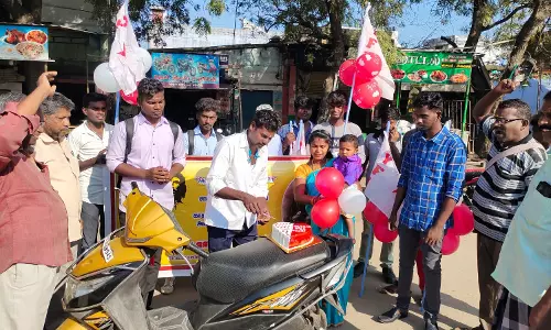 மேலப்பாளையத்தில் கேக் வெட்டி, புறாக்களை பறக்க விட்டு காதலர் தினம் கொண்டாட்டம்