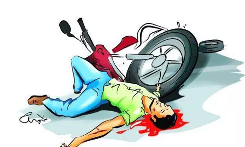 பைக் மரத்தில் மோதி வாலிபர் பலி