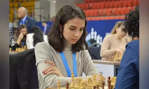 ஹிஜாப் அணிய மறுத்த செஸ் வீராங்கனையை நாடு கடத்திய ஈரான் அரசு