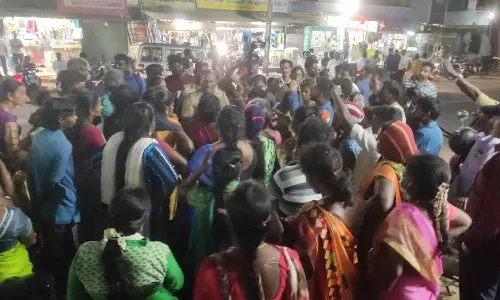 தீபாவளி பண்டு மோசடி- சீட்டு நடத்தியவரின் தாயை சிறைப்பிடித்து பாதிக்கப்பட்டோர் ஆர்ப்பாட்டம்