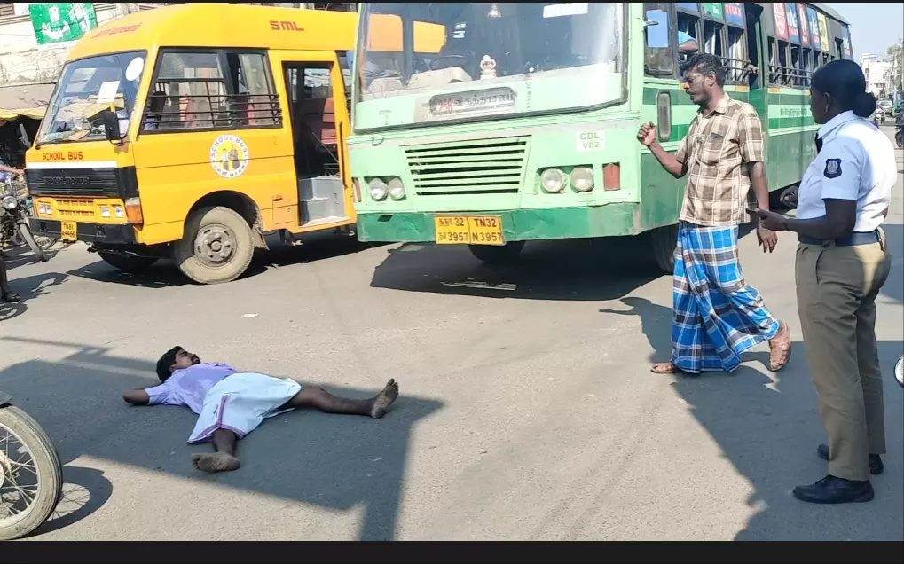 மது போதையில் வாலிபர் ரகளை மது போதையில் வாலிபர் ரகளை