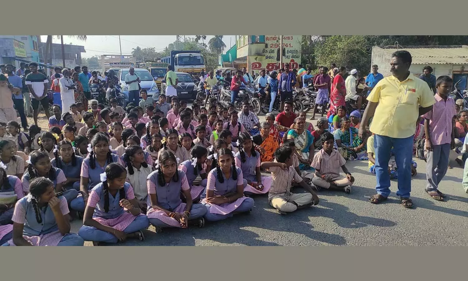 வந்தவாசி அருகே விபத்தில் 2 மாணவர்கள் காயம்- போலீசாரை கண்டித்து பள்ளி மாணவிகள் திடீர் மறியல்