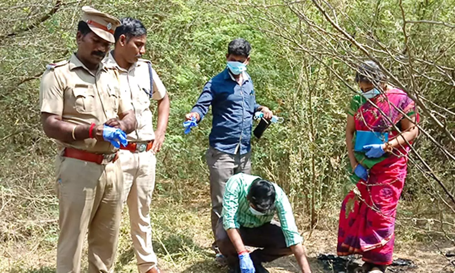 விழுப்புரம் அருகே நெல்லை வாலிபர் எரித்துக்கொலை- போலீசார் விசாரணை விழுப்புரம் அருகே நெல்லை வாலிபர் எரித்துக்கொலை- போலீசார் விசாரணை
