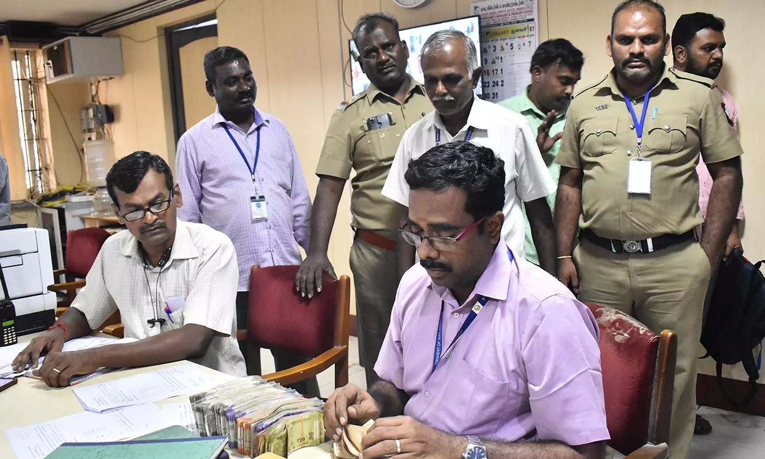 ஈரோட்டில் இன்று ஆவணங்கள் இன்றி கொண்டுவரப்பட்ட ரூ.4.37 லட்சம் பறிமுதல் ஈரோட்டில் இன்று ஆவணங்கள் இன்றி கொண்டுவரப்பட்ட ரூ.4.37 லட்சம் பறிமுதல்