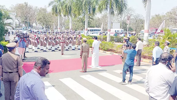 சேலம் விமான நிலையத்தில் முதல்-அமைச்சர்  மு.க.ஸ்டாலினுக்கு உற்சாக  வரவேற்பு