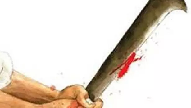 போலீஸ், பொது மக்கள் முன்னிலையில் வியாபாரியை ஓட, ஓட விரட்டி வெட்டிய கும்பல் போலீஸ், பொது மக்கள் முன்னிலையில் வியாபாரியை ஓட, ஓட விரட்டி வெட்டிய கும்பல்