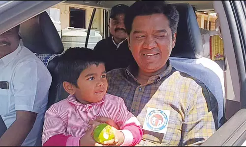 கலெக்டர் மடியில் அமர்ந்துகொண்டு இறங்க மறுத்து அடம்பிடித்த குழந்தை