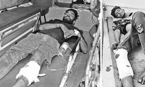 கோவை கோர்ட்டு அருகே பட்டப்பகலில் வாலிபர் கொல்லப்பட்ட வழக்கு- 2 பேரை சுட்டு பிடித்தது போலீஸ்