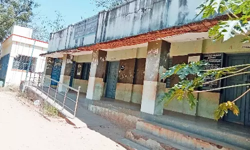 வருசநாடு அருகே இடிந்து விழும் நிலையில் உள்ள பள்ளி கட்டிடம்குழந்தைகளை அனுப்ப பெற்றோர் அச்சம்