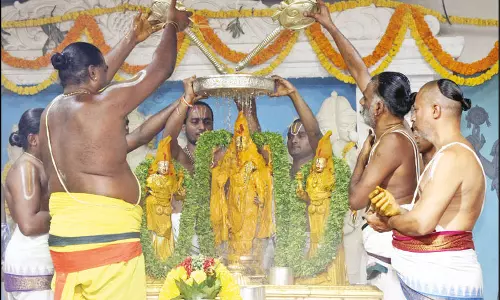 பிரம்மோற்ச விழாவின் ஒரு பகுதியாக கல்யாண வெங்கடேஸ்வர சுவாமிக்கு திருமஞ்சனம்