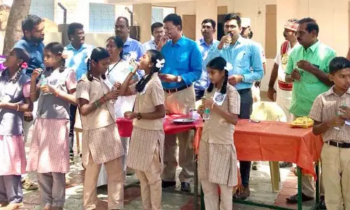 இடுவாய் அரசு பள்ளி மாணவர்களுக்கு குடற்புழு நீக்க மாத்திரை கலெக்டர் வழங்கினார்