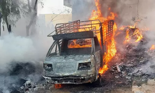 ஆம்பூர் அருகே குடோனில் தீ விபத்து- கார், ஆட்டோ எரிந்து நாசம்