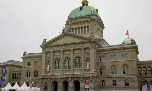 சுவிட்சர்லாந்தில் பாராளுமன்றத்தில் தாக்குதல் நடத்த திட்டம்- வெடிகுண்டுடன் வாலிபர் சிக்கியதால் பரப்பரப்பு