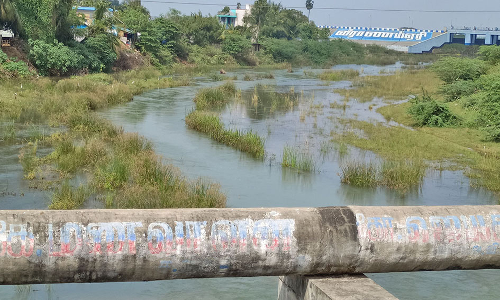 வீராணம் ஏரியில் இருந்து வீணாக வெளியேறும் தண்ணீர்விவசாயிகள் அதிர்ச்சி:
