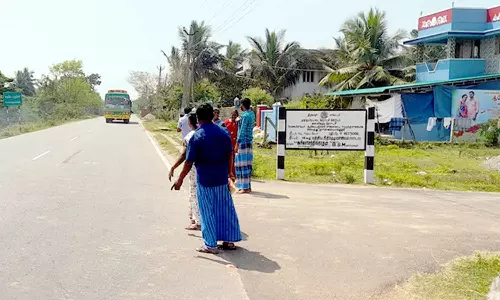 கருவேப்பஞ்சேரியில், பஸ் நிலையம் இல்லாததால் கிராம மக்கள் அவதி