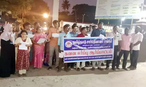 மயிலாடுதுறையில், சார்பதிவாளர் சங்கத்தினர் ஆர்ப்பாட்டம்