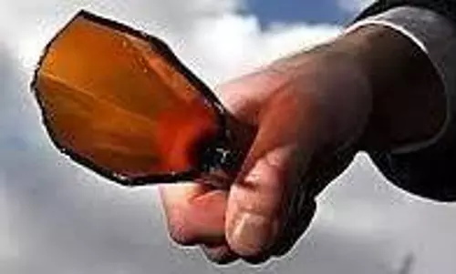 பொக்லைன் ஆபரேட்டரை பாட்டிலால் குத்திய வாலிபர் மீது வழக்குப்பதிவு