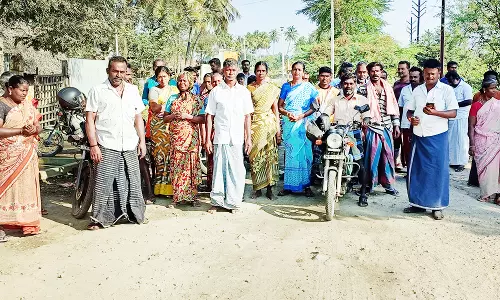 சாலையை சீரமைக்க கோரி பொதுமக்கள் திடீர் மறியல்