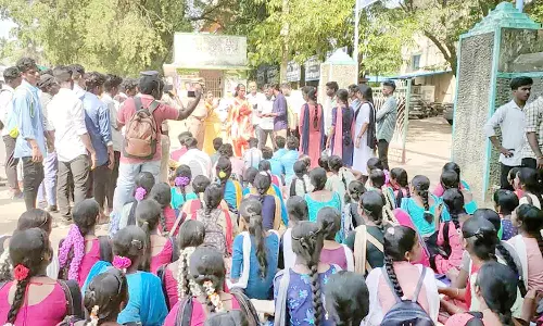 பூம்புகார் கல்லூரி மாணவர்கள் 3-வது நாளாக தொடர் போராட்டம்