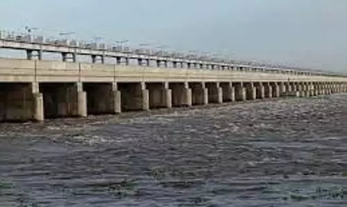 கரூர் காவிரி ஆற்றில் அடித்து செல்லப்பட்ட 4 மாணவிகள்-தேடும் பணியில் தீயணைப்புத்துறையினர் தீவிரம்