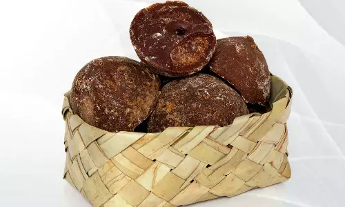 உடன்குடி வட்டார பகுதியில் பனிப்பொழிவு அதிகரிப்பு - இருப்பு வைத்த கருப்பட்டியை பாதுகாக்க முடியாமல் உற்பத்தியாளர்கள் தவிப்பு