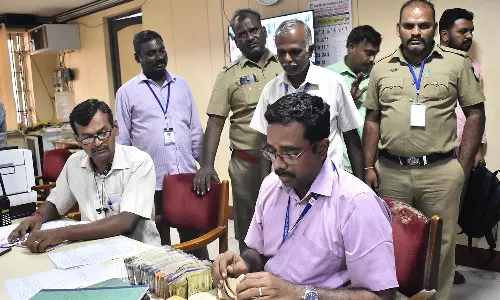 ஈரோட்டில் இன்று ஆவணங்கள் இன்றி கொண்டுவரப்பட்ட ரூ.4.37 லட்சம் பறிமுதல்