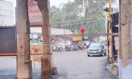 டவுன் காட்சி மண்டபத்தில் இரும்பு தடுப்பு உயர்த்தப்படுமா? - பொதுமக்கள் எதிர்பார்ப்பு