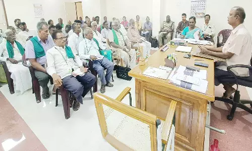 குறைதீர்வு கூட்டத்திற்கு வராத அதிகாரிகள் மீது நடவடிக்கை எடுக்க வேண்டும்