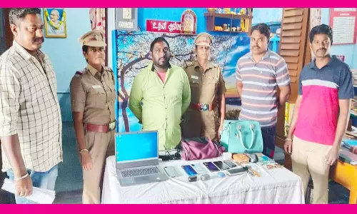 ரெயிலில் பெண் டாக்டர், பயணிகளிடம் செல்போன், லேப்-டாப் கொள்ளை