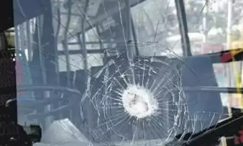 அரசு பஸ்சை மறித்து பீர்பாட்டிலால் கண்ணாடி உடைப்பு